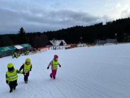 03_materinka_na_lyzich_-_leden_2026