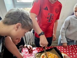 03_sedmaci_vari__tentokrat_je_na_poradu_pizza