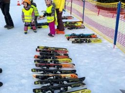 07_materinka_na_lyzich_-_leden_2026